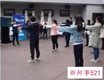 三个动作促进胃肠蠕动