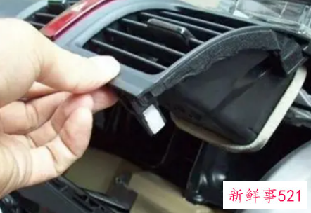 汽车一开空调就有臭味是什么原因