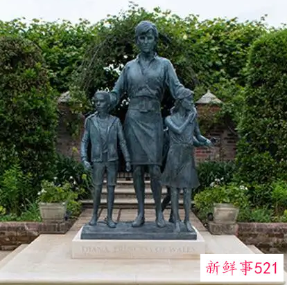 威廉哈里同框为戴妃雕像揭幕