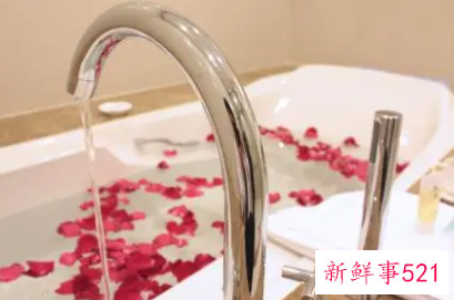 梦见玫瑰花瓣泡在水里