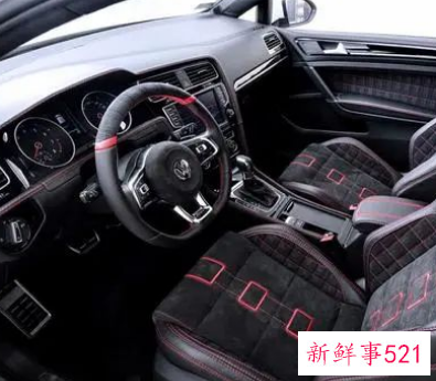 汽车一开空调就有臭味是什么原因