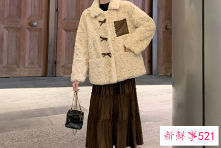 羊羔皮外套怎么搭配好看