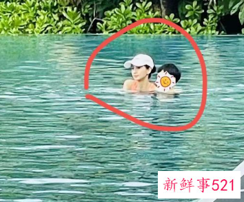 angelababy亲自下水教小海绵游泳