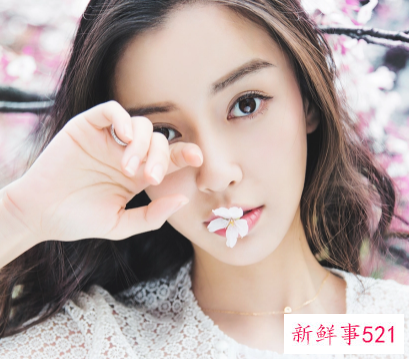 angelababy亲自下水教小海绵游泳