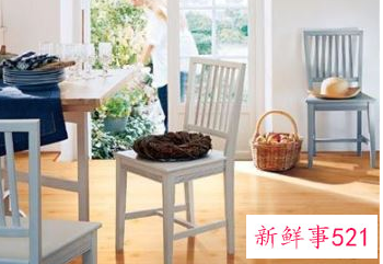 白色家具配什么颜色的墙纸