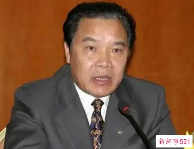 他是贵州“好色贪官”，包养多个情妇、四处嫖娼、13个干女儿为其暖床，后被判死缓