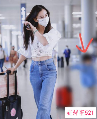 angelababy亲自下水教小海绵游泳