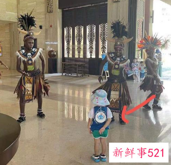 angelababy亲自下水教小海绵游泳