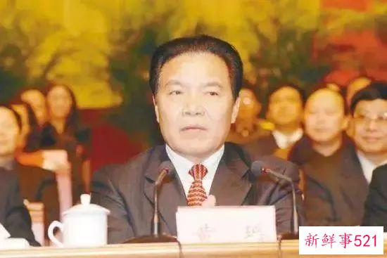 他是贵州“好色贪官”，包养多个情妇、四处嫖娼、13个干女儿为其暖床，后被判死缓