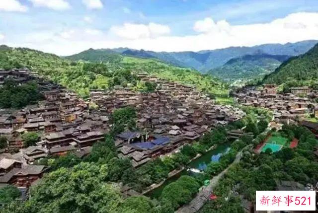 他是贵州“好色贪官”，包养多个情妇、四处嫖娼、13个干女儿为其暖床，后被判死缓