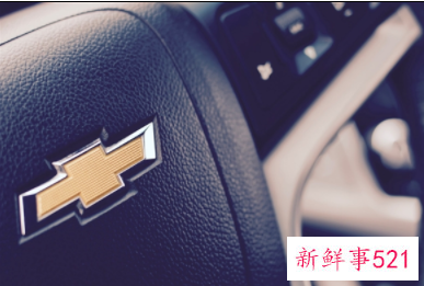 美国车祸过于离奇，车辆竟直直插入房屋