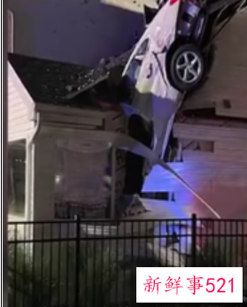 美国车祸过于离奇，车辆竟直直插入房屋