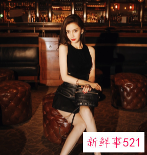 angelababy亲自下水教小海绵游泳