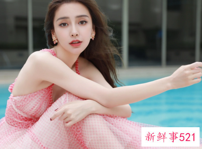 angelababy亲自下水教小海绵游泳