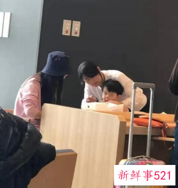 angelababy亲自下水教小海绵游泳