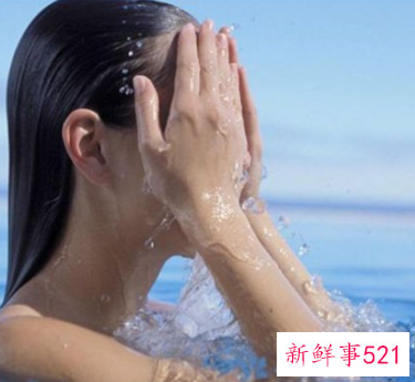 油皮用清水洗脸能洗干净吗