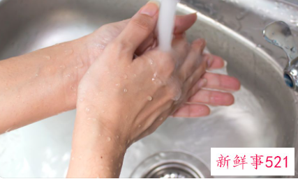 油皮用清水洗脸能洗干净吗