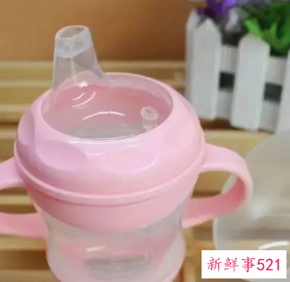 如何让宝宝戒掉奶嘴用吸管杯