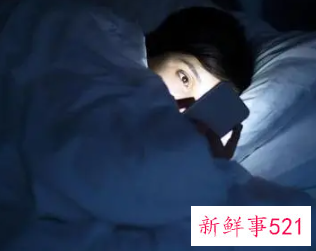 晚上玩手机的危害有多大