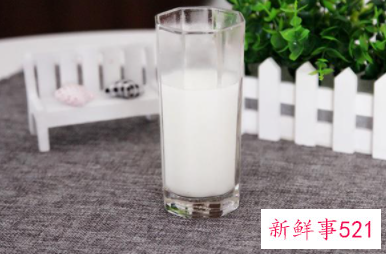 牛奶早上喝好还是晚上喝好