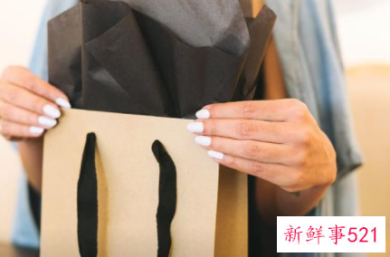 梦见别人送衣服给我是什么意思