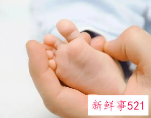 刚出生婴儿的外貌神态描写