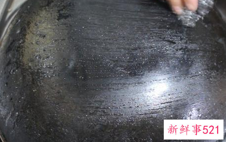炒锅底烧糊的黑垢怎么去除