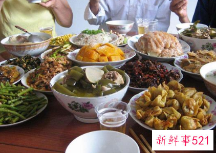 梦见一群熟人在一起吃饭