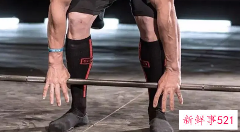 硬拉中肩部的姿势