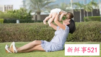 梦见自己抱着一个孩子很乖