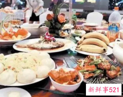 梦见一群熟人在一起吃饭