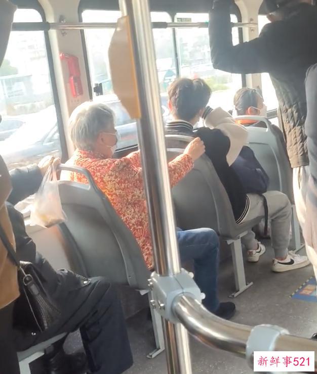 长沙学生没主动让座被大爷骂哭：你就是个日本人！