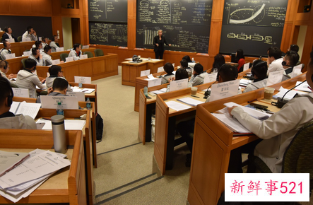 到高校当老师好还是进体制当公务员好