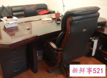 办公桌右手边放什么