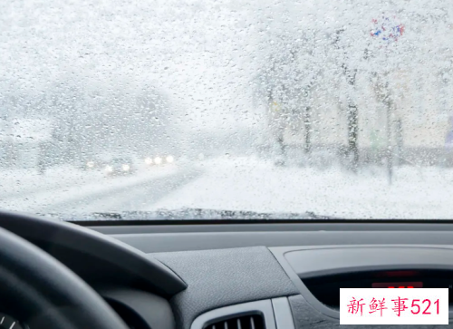 车上挡风玻璃有雾气怎么办