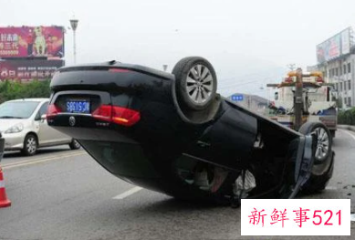 梦见坐车翻车人没事是什么意思