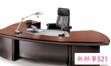 办公桌右手边放什么