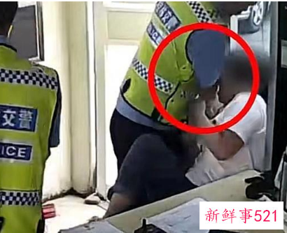 广西一女游客被查不服咬伤交警