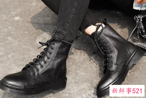 马丁靴怎么上鞋油