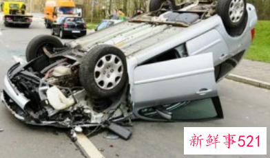 梦见坐车翻车人没事是什么意思