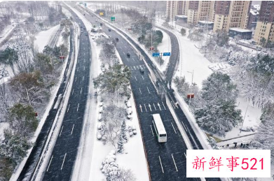 家长为什么开铲车去学校清雪