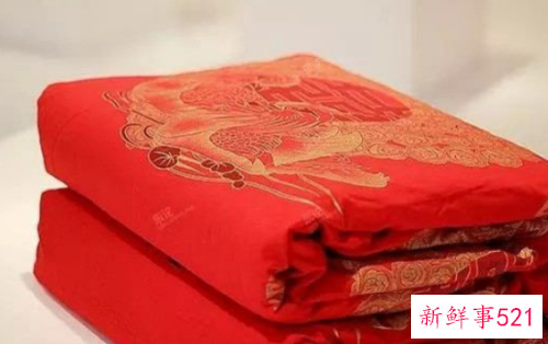 梦见大红色的床单,大红的被罩