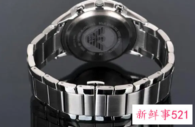 阿玛尼手表机芯如何取出