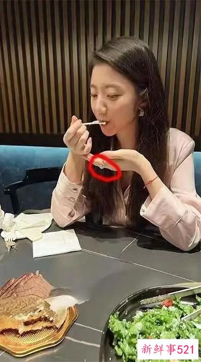 从落地窗到“厕所门”，警花张女士太可惜了，手上戴的戒指露馅了