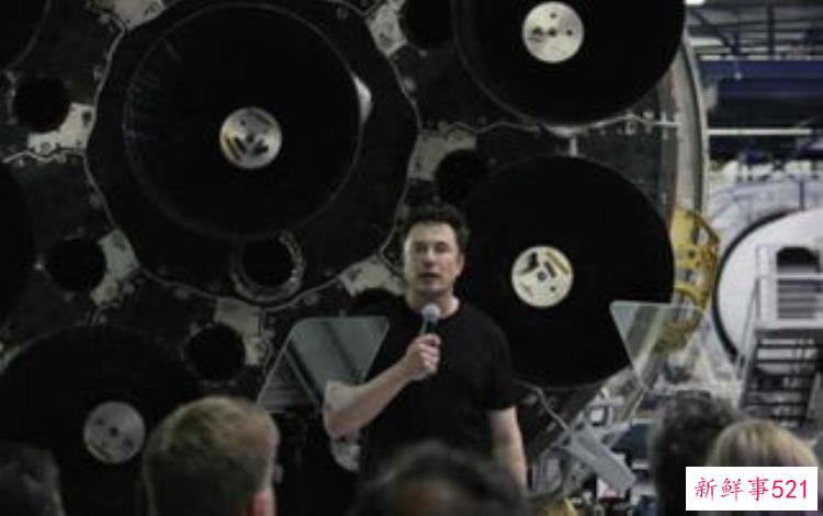 在未来的星际航行中，科幻探索宇宙飞船