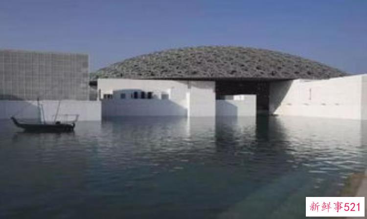 考古学家在研究和挖掘最新发现的遗址，考古发现史前高楼建筑