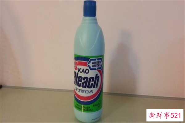 如何用洗衣液防止衣服变蓝？