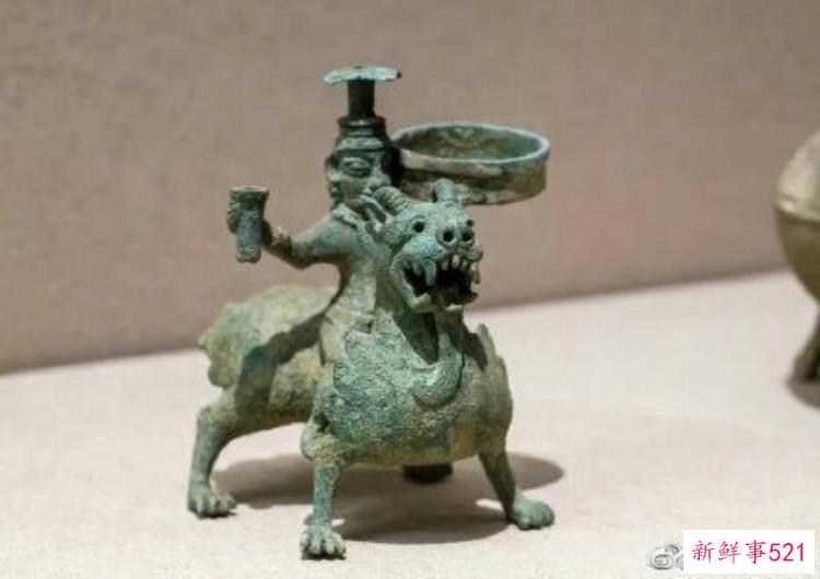 三星堆出土青铜兽面，兽面鼎