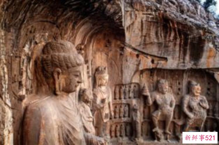 龙门石窟展现了北魏晚期至唐代的佛教造型艺术，北魏宣武帝石雕