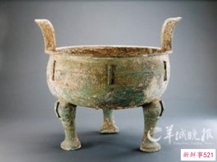 长治市博物馆藏春秋兽面三蹄足兽首扉棱蟠螭纹铜鼎